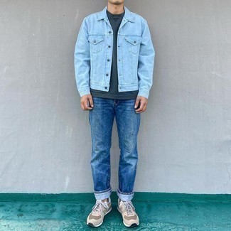 Какие джинсовые куртки носить с бежевыми кроссовками мужчине в теплую погоду в стиле кэжуал: Если ты ценишь удобство и функциональность, обрати внимание на это образ из джинсовой куртки и синих джинсов. Ну и почему бы не разнообразить ансамбль с помощью бежевых кроссовок?