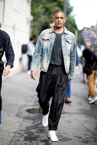Какие низкие кеды носить с черными брюками чинос в 30 лет: Голубая джинсовая куртка и черные брюки чинос — великолепный вариант для несложного, но стильного мужского образа. Низкие кеды помогут сделать образ не таким официальным.