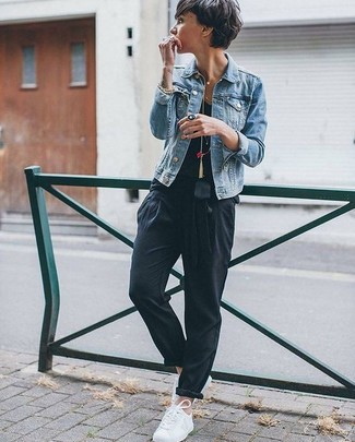 Как носить джинсовую куртку с комбинезоном в 30 лет в теплую погоду: Джинсовая куртка и комбинезон — превосходный выбор для дам, которые всегда в движении. Что же до обуви, белые низкие кеды — наиболее достойный вариант.