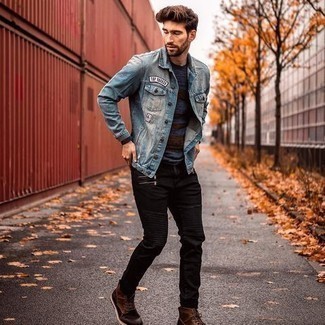 С чем носить коричневые кожаные повседневные ботинки в 30 лет мужчине в стиле кэжуал: Голубая джинсовая куртка с вышивкой и черные джинсы — идеальный образ, если ты хочешь составить лёгкий, но в то же время стильный мужской образ. Преобразить образ и добавить в него чуточку классики помогут коричневые кожаные повседневные ботинки.