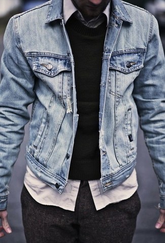 С чем носить коричневые шерстяные классические брюки мужчине: Несмотря на то, что это классический ансамбль, образ из голубой джинсовой куртки и коричневых шерстяных классических брюк является постоянным выбором стильных молодых людей, пленяя при этом дамские сердца.
