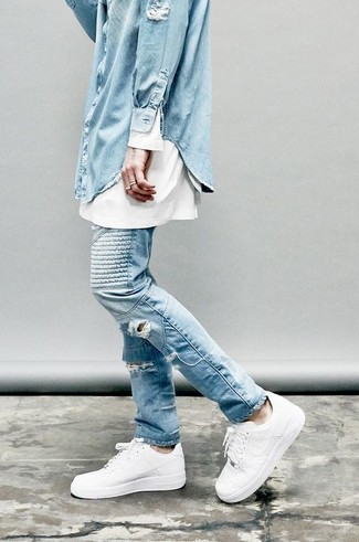 Как носить голубую джинсовую рубашку с белыми низкими кедами мужчине: Если у тебя запланирован сумасшедший день, сочетание голубой джинсовой рубашки и голубых рваных джинсов поможет создать комфортный образ в стиле casual. Думаешь сделать образ немного строже? Тогда в качестве обуви к этому луку, обрати внимание на белые низкие кеды.