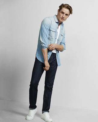 Как носить голубую джинсовую рубашку с белыми кожаными низкими кедами мужчине: Тандем голубой джинсовой рубашки и темно-синих джинсов позволит выглядеть стильно, а также подчеркнуть твою индивидуальность. Что касается обуви, белые кожаные низкие кеды — самый уместный вариант.