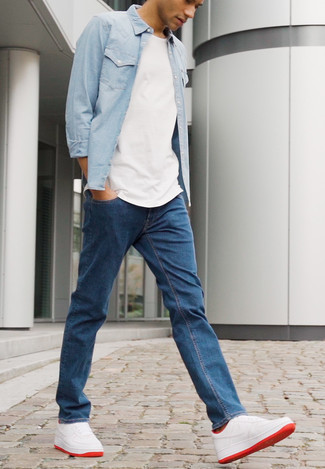 Какие джинсы носить с голубой джинсовой рубашкой в 20 лет мужчине в стиле кэжуал: Удобное сочетание голубой джинсовой рубашки и джинсов поможет подчеркнуть твою индивидуальность и выгодно выделиться из общей массы. В сочетании с этим ансамблем выигрышно выглядят бело-красные кожаные низкие кеды.