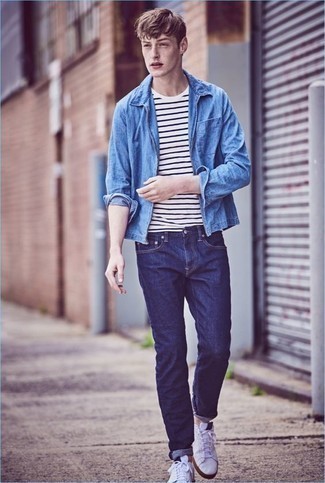 Как носить голубую джинсовую рубашку с белыми низкими кедами мужчине: Голубая джинсовая рубашка и темно-синие джинсы — великолепный выбор для барного тура или похода в кино. Вкупе с этим образом чудесно выглядят белые низкие кеды.