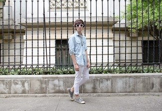 Модный лук: голубая джинсовая рубашка, белые брюки чинос, серые низкие кеды, черно-белые солнцезащитные очки