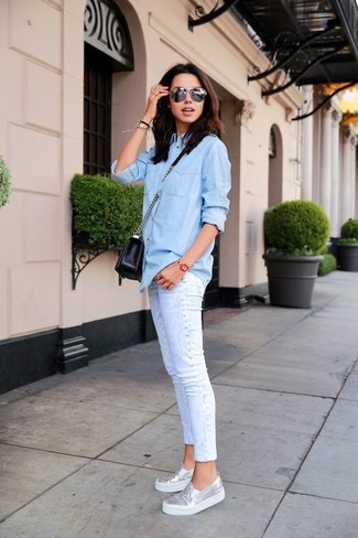 Модный лук: голубая джинсовая рубашка, белые джинсы скинни, серебряные кожаные слипоны, черная кожаная сумка через плечо