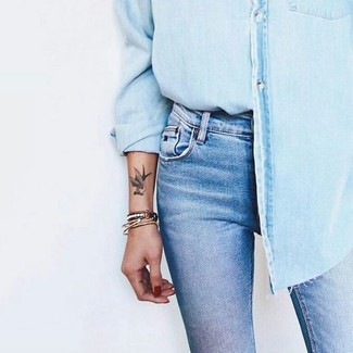 Как носить джинсы скинни с джинсовой рубашкой в 30 лет: Тандем джинсовой рубашки и джинсов скинни смотрится очень круто и необычно.