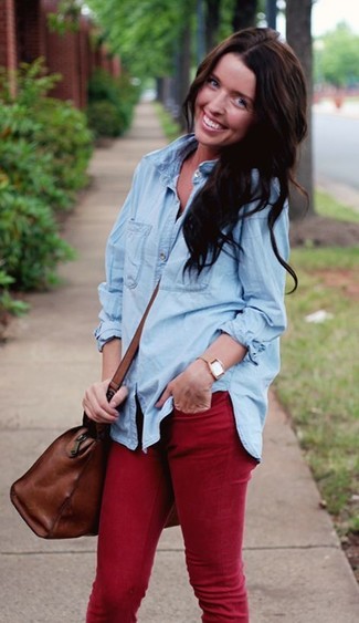 С чем носить красные джинсы женщине: Голубая джинсовая рубашка в сочетании с красными джинсами продолжает покорять сердца стильных барышень.