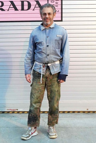 Как Tom Sachs носит Голубая джинсовая рубашка, Оливковые брюки карго с камуфляжным принтом, Бежевые кроссовки, Белая поясная сумка из плотной ткани