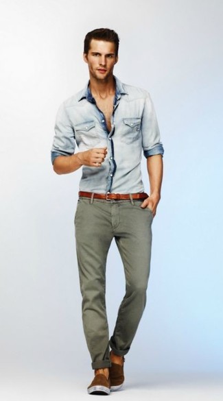 С чем носить темно-зеленые зауженные джинсы в 30 лет мужчине в стиле кэжуал: Если в одежде ты делаешь ставку на удобство и практичность, голубая джинсовая рубашка и темно-зеленые зауженные джинсы — прекрасный выбор для модного повседневного мужского образа. Любишь незаезженные сочетания? Заверши лук коричневыми слипонами.
