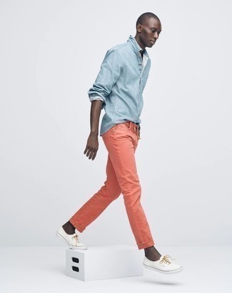 С чем носить голубую джинсовую рубашку мужчине: Комбо из голубой джинсовой рубашки и оранжевых джинсов поможет подчеркнуть твою индивидуальность и выгодно выделиться из серой массы. Белые низкие кеды из плотной ткани отлично дополнят этот лук.