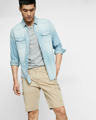 С чем носить голубую джинсовую рубашку мужчине: Голубая джинсовая рубашка и светло-коричневые шорты — великолепный выбор для похода в кино или марафона по городским барам.