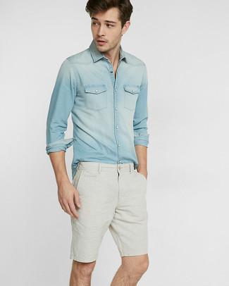 С чем носить голубую джинсовую рубашку мужчине: Образ из голубой джинсовой рубашки и серых шорт поможет создать нескучный мужской образ в расслабленном стиле.