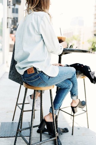 Как носить джинсовую рубашку с джинсами скинни: Комбо из джинсовой рубашки и джинсов скинни — отличная идея для создания образа в стиле смарт-кэжуал. Любишь экспериментировать? Заверши лук черными кожаными сабо.