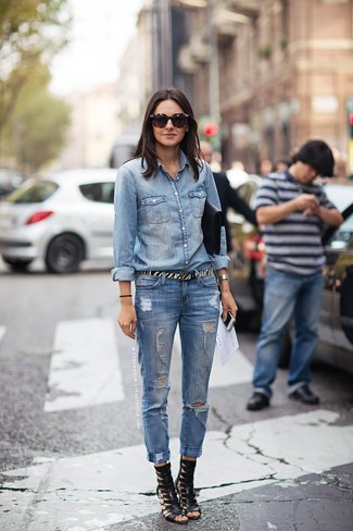 Модный лук: голубая джинсовая рубашка, синие рваные джинсы, черные кожаные гладиаторы, темно-коричневые солнцезащитные очки
