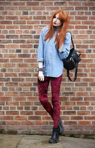 С чем носить красные джинсы скинни в 30 лет в стиле смарт-кэжуал: Дуэт голубой джинсовой рубашки и красных джинсов скинни поможет создать нескучный лук в непринужденном стиле. Что касается обуви, можно отдать предпочтение практичности и надеть на ноги черные кожаные ботинки на шнуровке.