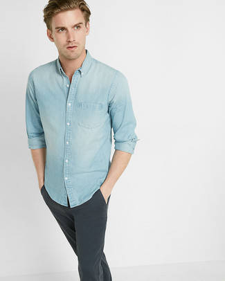 С чем носить бирюзовую джинсовую рубашку в 20 лет мужчине лето: Бирюзовая джинсовая рубашка и темно-серые брюки чинос — идеальный вариант, если ты ищешь простой, но в то же время модный мужской лук. Подобный лук наверняка будет у тебя одним из самых любимых в жаркие дни.