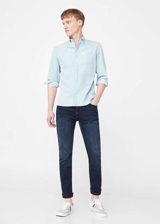 С чем носить бирюзовую джинсовую рубашку в 20 лет мужчине лето: Комбо из бирюзовой джинсовой рубашки и темно-синих джинсов позволит выразить твою индивидуальность и выделиться из общей массы. Серые низкие кеды отлично дополнят этот образ. Такой лук определенно поможет пережить невыносимую июльскую жару.