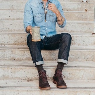 С чем носить темно-коричневые кожаные повседневные ботинки мужчине в теплую погоду: Голубая джинсовая рубашка и темно-синие джинсы прочно закрепились в гардеробе современных джентльменов, позволяя создавать запоминающиеся и стильные образы. Теперь почему бы не добавить в повседневный лук толику эффектности с помощью темно-коричневых кожаных повседневных ботинок?