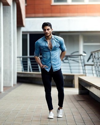 Как носить голубую джинсовую рубашку с белыми низкими кедами мужчине: Рекомендуем взять на вооружение это практичное сочетание голубой джинсовой рубашки и темно-синих зауженных джинсов. Вместе с этим образом стильно смотрятся белые низкие кеды.