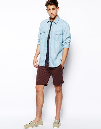Какие джинсовые рубашки носить с светло-коричневыми топсайдерами лето: Джинсовая рубашка и темно-красные шорты — беспроигрышный образ, если ты хочешь создать непринужденный, но в то же время стильный мужской образ. Светло-коричневые топсайдеры прекрасно впишутся в лук. Такой образ несомненно поможет пережить мучительную летнюю жару.