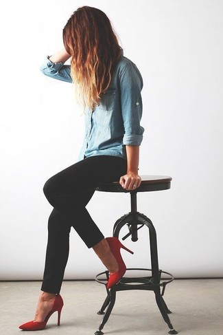 Как носить голубую джинсовую рубашку с черными джинсами скинни в 30 лет: Голубая джинсовая рубашка и черные джинсы скинни — must have составляющие модного женского гардероба. Очень органично здесь будут выглядеть красные замшевые туфли.