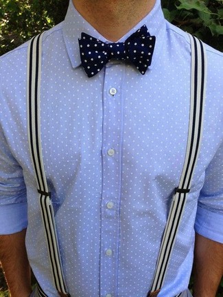 Модный лук: голубая классическая рубашка в горошек, темно-сине-белый галстук-бабочка в горошек, бело-черные подтяжки в вертикальную полоску