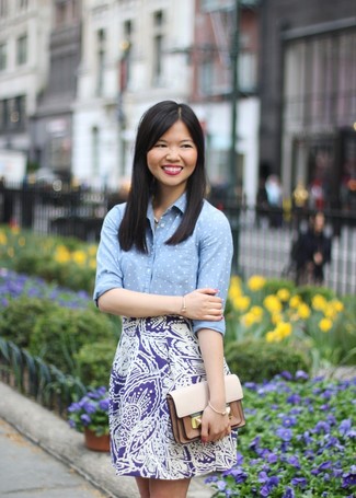 С чем носить классическую рубашку в 20 лет женщине: Дуэт классической рубашки и фиолетовой мини-юбки с принтом — прекрасный пример современного городского стиля.