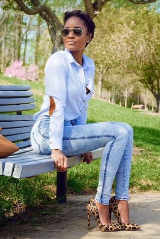 С чем носить голубую классическую рубашку женщине: Голубая классическая рубашка и голубые джинсы скинни — отличная идея для простого, но стильного лука. Весьма органично здесь будут выглядеть светло-коричневые замшевые туфли с леопардовым принтом.