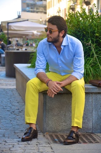 С чем носить желтые брюки мужчине: Сочетание голубой классической рубашки и желтых брюк поможет подчеркнуть твой индивидуальный стиль и выделиться из толпы. Боишься выглядеть несолидно? Закончи этот лук темно-коричневыми кожаными монками с двумя ремешками.