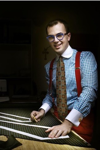 С чем носить темно-зеленый галстук в 30 лет мужчине лето в деловом стиле: Комбо из голубой классической рубашки в мелкую клетку и темно-зеленого галстука — отличный пример элегантного мужского стиля. Весьма подходящий выбор на лето.
