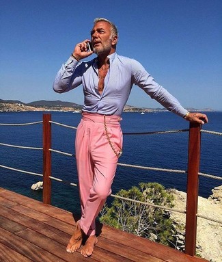 С чем носить ярко-розовые классические брюки мужчине: Несмотря на то, что этот образ выглядит весьма сдержанно, дуэт голубой классической рубашки и ярко-розовых классических брюк неизменно нравится джентльменам, непременно покоряя при этом сердца прекрасных дам.