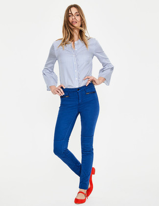 Как носить джинсы с балетками в 30 лет: Ансамбль из голубой классической рубашки и джинсов поможет воплотить в твоем наряде современный городской стиль. Пара балеток добавит образу озорства и кокетства.