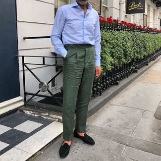 С чем носить черные туфли за 50 лет мужчине лето в деловом стиле: Голубая классическая рубашка и темно-зеленые классические брюки — замечательный пример изысканного мужского стиля. В паре с этим луком наиболее выигрышно выглядят черные туфли. Теплым летним днем в таком луке ты будешь чувствовать себя легко и непринужденно.