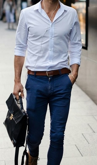 Как носить темно-синие брюки чинос с голубой классической рубашкой: Если ты приписываешь себя к той немногочисленной группе джентльменов, способных неплохо ориентироваться в моде, тебе полюбится лук из голубой классической рубашки и темно-синих брюк чинос.