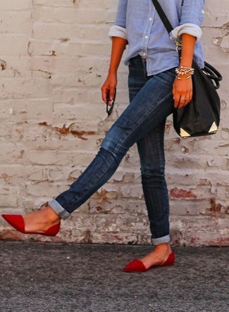 Какие классические рубашки носить с синими джинсами женщине: Образ из классической рубашки и синих джинсов позволит создать необычный образ в повседневном стиле. Чтобы привнести в лук чуточку фривольности , на ноги можно надеть красные замшевые балетки.