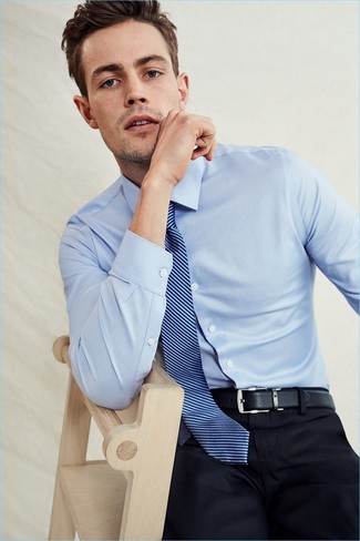 Как носить синие классические брюки с голубой классической рубашкой мужчине лето: Голубая классическая рубашка и синие классические брюки помогут создать выразительный мужской лук. Такой лук определенно поможет перенести невыносимую июльскую жару.