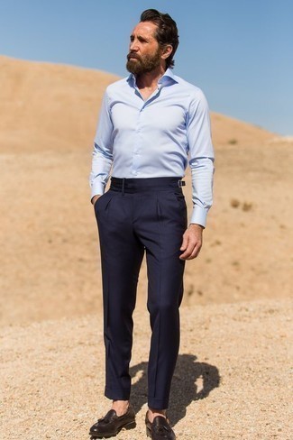 Как носить классические брюки с лоферами с кисточками за 40 лет: Сочетание голубой классической рубашки и классических брюк поможет создать модный и утонченный образ. Ты можешь легко адаптировать такой ансамбль к повседневным делам, надев лоферами с кисточками.