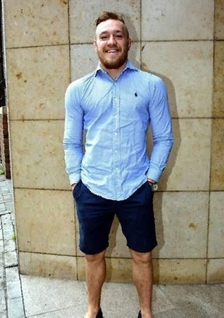 Как Conor McGregor носит Голубая классическая рубашка, Темно-синие шорты, Золотые часы