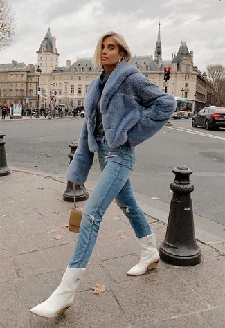 С чем носить голубые рваные джинсы женщине: Если ты из той когорты дам, которые разбираются в моде, тебе понравится лук из голубой короткой шубы и голубых рваных джинсов. Любительницы незаезженных вариантов могут завершить лук белыми кожаными ковбойскими сапогами.