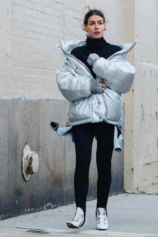 С чем носить черную шерстяную водолазку в 30 лет женщине зима в стиле смарт-кэжуал: Черная шерстяная водолазка в паре с черными леггинсами позволит подчеркнуть твою индивидуальность. Что касается обуви, белые кожаные ботильоны — наиболее уместный вариант. Если ты в поисках красивого образа на холодный сезон, этот наряд позволит тебе всегда чувствовать себя тепло и уютно.