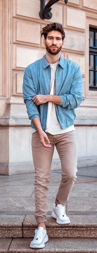 С чем носить светло-коричневые джинсы в 30 лет мужчине в теплую погоду в стиле кэжуал: Голубая куртка харрингтон и светло-коричневые джинсы прочно закрепились в гардеробе современных парней, помогая составлять эффектные и практичные луки. Завершив лук белыми кроссовками, можно привнести в него немного беззаботства.