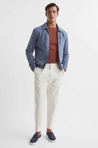 С чем носить голубую куртку харрингтон в 30 лет в теплую погоду в стиле смарт-кэжуал: Голубая куртка харрингтон и белые брюки карго — отличная идея для расслабленного, но стильного мужского ансамбля. Если ты любишь смелые настроения в своих луках, закончи этот темно-синими замшевыми лоферами.