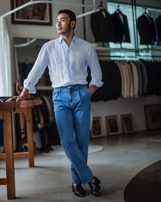 Какие лоферы носить с темно-синими джинсами мужчине в жару: Голубая льняная рубашка с длинным рукавом и темно-синие джинсы — идеальный выбор, если ты хочешь составить расслабленный, но в то же время стильный мужской образ. Если ты любишь смелые решения в своих образах, дополни этот лоферами.