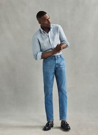 Какие джинсы носить с черными лоферами с кисточками в 20 лет в стиле смарт-кэжуал: Голубая льняная рубашка с длинным рукавом и джинсы — прекрасный выбор для барного тура или похода в кино. Сбалансировать лук и добавить в него чуточку классики позволят черные лоферы с кисточками.