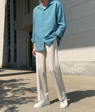 Мужские луки в стиле кэжуал: Лук из голубой рубашки с длинным рукавом и бежевых брюк чинос смотрится привлекательно и современно. Этот образ неплохо закончат белые низкие кеды из плотной ткани.