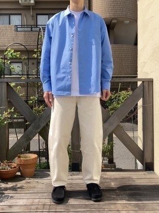 С чем носить ботинки в 30 лет мужчине весна в стиле кэжуал: Голубая рубашка с длинным рукавом и бежевые брюки чинос — необходимые вещи в гардеробе стильного джентльмена. Теперь почему бы не добавить в повседневный образ толику изысканности с помощью ботинок? Когда зима меняется на весну, нам, мужчинам, хочется выглядеть незаурядно и притягательно для женского пола. Подобное сочетание вещей определенно в этом поможет.