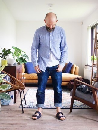 С чем носить синие джинсы за 40 лет мужчине: Дуэт голубой рубашки с длинным рукавом из шамбре и синих джинсов поможет составить незаезженный мужской образ в стиле casual. Чтобы образ не получился слишком вычурным, можешь закончить его темно-синими замшевыми сандалиями.