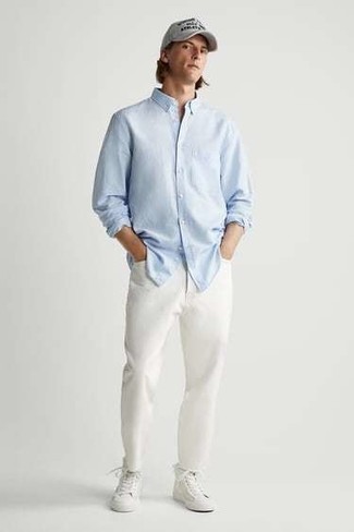 С чем носить бело-темно-синие высокие кеды мужчине: Тандем голубой рубашки с длинным рукавом и белых джинсов позволит создать необыденный мужской лук в стиле кэжуал. Ты можешь легко приспособить такой образ к повседневным делам, закончив его бело-темно-синими высокими кедами.